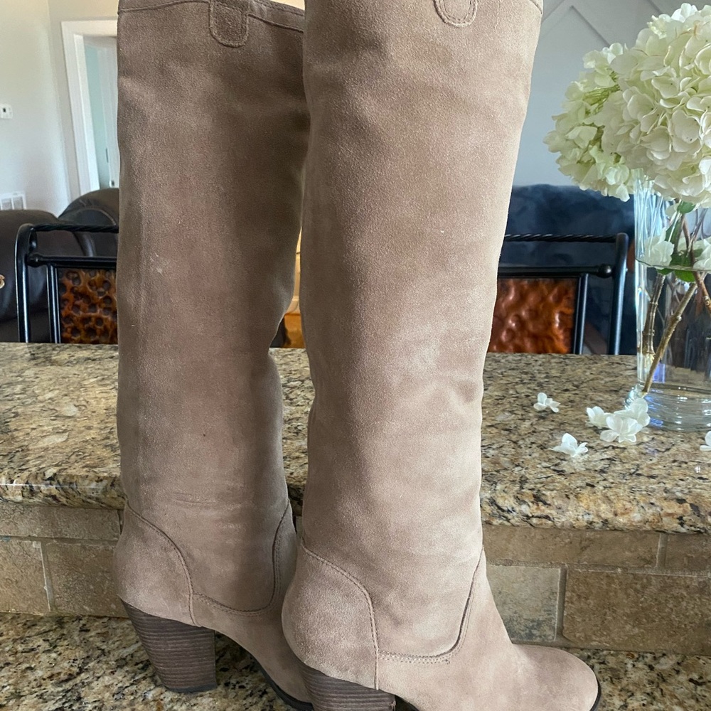 VINCE CAMUTO  Braden Suede Slouch Boots Almond Latte 3" Heel Size 9 - Picture 3 of 13
